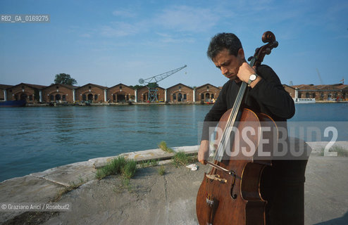 IL VIOLONCELLISTA E COMPOSITORE CONTEMPORANEO GIOVANNI SOLLIMA - 2001- ©Graziano Arici/Rosebud2 / MUSCICA CLASSICA / CONTEMPORANEA / VIOLONCELLO
