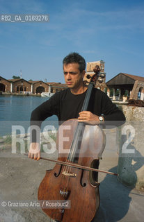 IL VIOLONCELLISTA E COMPOSITORE CONTEMPORANEO GIOVANNI SOLLIMA - 2001- ©Graziano Arici/Rosebud2 / MUSCICA CLASSICA / CONTEMPORANEA / VIOLONCELLO