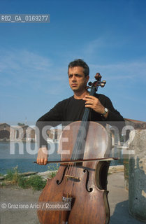 IL VIOLONCELLISTA E COMPOSITORE CONTEMPORANEO GIOVANNI SOLLIMA - 2001- ©Graziano Arici/Rosebud2 / MUSCICA CLASSICA / CONTEMPORANEA / VIOLONCELLO