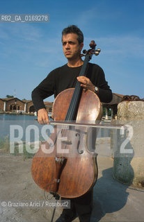 IL VIOLONCELLISTA E COMPOSITORE CONTEMPORANEO GIOVANNI SOLLIMA - 2001- ©Graziano Arici/Rosebud2 / MUSCICA CLASSICA / CONTEMPORANEA / VIOLONCELLO