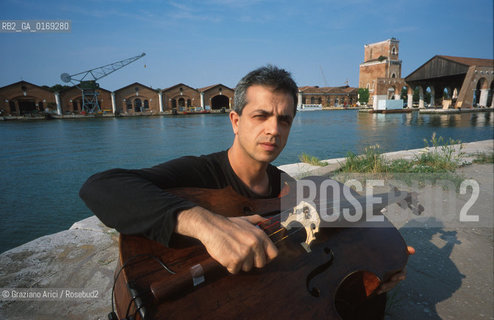 IL VIOLONCELLISTA E COMPOSITORE CONTEMPORANEO GIOVANNI SOLLIMA - 2001- ©Graziano Arici/Rosebud2 / MUSCICA CLASSICA / CONTEMPORANEA / VIOLONCELLO