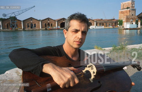 IL VIOLONCELLISTA E COMPOSITORE CONTEMPORANEO GIOVANNI SOLLIMA - 2001- ©Graziano Arici/Rosebud2 / MUSCICA CLASSICA / CONTEMPORANEA / VIOLONCELLO