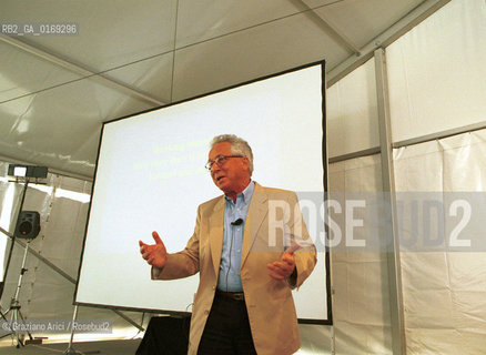 FONDAMENTA 14/17 GIUGNO 2001: CORPI - IL FISICO DANIEL J. AMIT ( ISRAELE ) - ©Graziano Arici/Rosebud2
