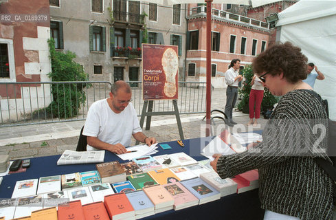 FONDAMENTA 14/17 GIUGNO 2001: CORPI -STAND DI LIBRI - ©Graziano Arici/Rosebud2
