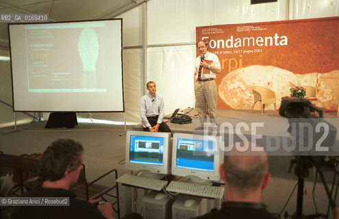 FONDAMENTA 14/17 GIUGNO 2001: CORPI - IL IL FISICO PIERPAOLO MALINVERNI (ITALIA)  CON MARIO RASETTI - ©Graziano Arici/Rosebud2