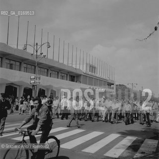 CINEMA / SCIOPERO PROTESTA DEGLI ALBERGATORI DEL LIDO / CORTEO MANIFESTAZIONE DAVANTI AL PALAZZO DEL CINEMA / MOSTRA INTERNAZIONALE DARTE CINEMATOGRAFICA, BIENNALE 1971 - © ARCHIVIO Graziano Arici/Rosebud2 
