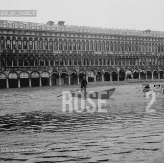 Caption: Nome:.ALTA MAREA , NOVEMBRE 1966.HIGHT TIDE , NOVEMBER 1966.Localizzazione:.VENEZIA / PIAZZA S. MARCO / PIAZZETTA DEI LEONCINI.VENICE / ST. MARK  ( ST. MARK S SQUARE ).Soggetto:.PIAZZA SAN MARCO DOPO L ALTA MAREA DEL NOVEMBRE 1966.THE HIGHT TIDE OF NOVEMBER 1966 IN ST. MARK S SQUARE .Cronologia:...Autore:...Stile:...Editori Stampatori:...Committenza:...Materia e Tecnica:...Collocazione:...Note:..Riproduzione Fotografica:...Copyright:...Data:.NOVEMBRE 1966..Costo:.A..Key:.ACQUA ALTA.HIGHT TIDE