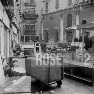 Caption: Nome:.ALTA MAREA , NOVEMBRE 1966.HIGHT TIDE , NOVEMBER 1966.Localizzazione:.VENEZIA / S. MARCO / S.GIOVANNI CRISOSTOMO.Soggetto:.RESTI IN STRADA DOPO L ALTA MAREA DEL NOVEMBRE 1966.REMAINS OF THE HIGHT TIDE OF NOVEMBER 1966 IN THE STREETS.Cronologia:...Autore:...Stile:...Editori Stampatori:...Committenza:...Materia e Tecnica:...Collocazione:...Note:..Riproduzione Fotografica:.Graziano Arici/Rosebud2 .Copyright:.Graziano Arici/Rosebud2 .Data:.NOVEMBRE 1966..Costo:.A..Key:.ACQUA ALTA.HIGHT TIDE