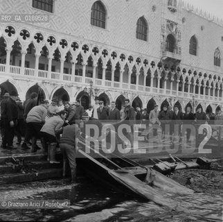 Caption: Nome:.ALTA MAREA , 5 NOVEMBRE 1966.HIGHT TIDE , 5 NOVEMBER 1966.Localizzazione:.VENEZIA / PIAZZA S. MARCO /.VENICE / ST. MARK S SQUARE .Soggetto:.RESTI IN PIAZZA SAN MARCO DOPO L ALTA MAREA DEL NOVEMBRE 1966.REMAINS OF THE HIGHT TIDE OF NOVEMBER 1966 IN ST. MARK S SQUARE .Cronologia:...Autore:...Stile:...Editori Stampatori:...Committenza:...Materia e Tecnica:...Collocazione:...Note:..Riproduzione Fotografica:.Graziano Arici/Rosebud2 .Copyright:.Graziano Arici/Rosebud2 .Data:.NOVEMBRE 1966..Costo:.A..Key:.ACQUA ALTA.HIGHT TIDE