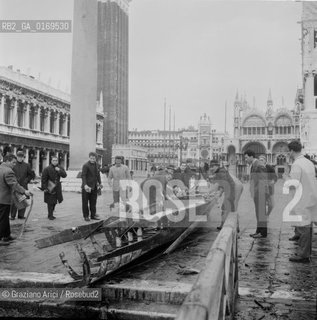 Caption: Nome:.ALTA MAREA , 5 NOVEMBRE 1966.HIGHT TIDE , 5 NOVEMBER 1966.Localizzazione:.VENEZIA / PIAZZA S. MARCO /.VENICE / ST. MARK S SQUARE .Soggetto:.RESTI IN PIAZZA SAN MARCO DOPO L ALTA MAREA DEL NOVEMBRE 1966.REMAINS OF THE HIGHT TIDE OF NOVEMBER 1966 IN ST. MARK S SQUARE .Cronologia:...Autore:...Stile:...Editori Stampatori:...Committenza:...Materia e Tecnica:...Collocazione:...Note:..Riproduzione Fotografica:.Graziano Arici/Rosebud2 .Copyright:.Graziano Arici/Rosebud2 .Data:.NOVEMBRE 1966..Costo:.A..Key:.ACQUA ALTA.HIGHT TIDE