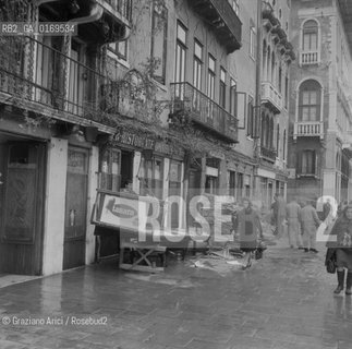Caption: Nome:.ALTA MAREA , NOVEMBRE 1966.HIGHT TIDE , NOVEMBER 1966.Localizzazione:.VENEZIA / S. MARCO / RIALTO.VENICE / ST. MARK  /  RIALTO.Soggetto:.RESTI IA RIALTO DOPO L ALTA MAREA DEL NOVEMBRE 1966.REMAINS OF THE HIGHT TIDE OF NOVEMBER 1966 IN RIALTO.Cronologia:...Autore:...Stile:...Editori Stampatori:...Committenza:...Materia e Tecnica:...Collocazione:...Note:..Riproduzione Fotografica:.Graziano Arici/Rosebud2 .Copyright:.Graziano Arici/Rosebud2 .Data:.NOVEMBRE 1966..Costo:.A..Key:.ACQUA ALTA.HIGHT TIDE