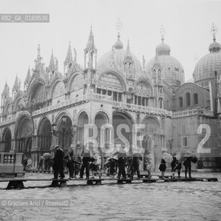 Caption: Nome:.ALTA MAREA , NOVEMBRE 1966.HIGHT TIDE , NOVEMBER 1966.Localizzazione:.VENEZIA / S. MARCO / PIAZZA SAN MARCO.VENICE / ST. MARK  /   ( ST. MARK S SQUARE ).Soggetto:.ALTA MAREA DEL NOVEMBRE 1966. HIGHT TIDE OF NOVEMBER 1966 IN ST. MARK S SQUARE .Cronologia:...Autore:...Stile:...Editori Stampatori:...Committenza:...Materia e Tecnica:...Collocazione:...Note:..Riproduzione Fotografica:.Graziano Arici/Rosebud2 .Copyright:.Graziano Arici/Rosebud2 .Data:.NOVEMBRE 1966..Costo:.A..Key:.ACQUA ALTA.HIGHT TIDE