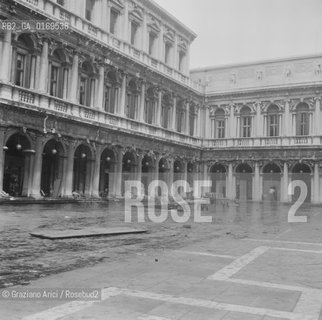 Caption: Nome:.ALTA MAREA , NOVEMBRE 1966.HIGHT TIDE , NOVEMBER 1966.Localizzazione:.VENEZIA / S. MARCO / PIAZZA SAN MARCO.VENICE / ST. MARK  / ST. MARK S SQUARE.Soggetto:.RESTI IN PIAZZA SAN MARCO DOPO L ALTA MAREA DEL NOVEMBRE 1966.REMAINS OF THE HIGHT TIDE OF NOVEMBER 1966 IN ST. MARK S SQUARE .Cronologia:...Autore:...Stile:...Editori Stampatori:...Committenza:...Materia e Tecnica:...Collocazione:...Note:..Riproduzione Fotografica:.Graziano Arici/Rosebud2 .Copyright:.Graziano Arici/Rosebud2 .Data:.NOVEMBRE 1966..Costo:.A..Key:.ACQUA ALTA.HIGHT TIDE