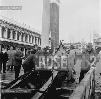 Caption: Nome:.ALTA MAREA , 5 NOVEMBRE 1966.HIGHT TIDE , 5 NOVEMBER 1966.Localizzazione:.VENEZIA / PIAZZA S. MARCO /.VENICE / ST. MARK S SQUARE .Soggetto:.RESTI IN PIAZZA SAN MARCO DOPO L ALTA MAREA DEL NOVEMBRE 1966.REMAINS OF THE HIGHT TIDE OF NOVEMBER 1966 IN ST. MARK S SQUARE .Cronologia:...Autore:...Stile:...Editori Stampatori:...Committenza:...Materia e Tecnica:...Collocazione:...Note:..Riproduzione Fotografica:.Graziano Arici/Rosebud2 .Copyright:.Graziano Arici/Rosebud2 .Data:.NOVEMBRE 1966..Costo:.A..Key:.ACQUA ALTA.HIGHT TIDE