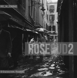 Caption: Nome:.ALTA MAREA , NOVEMBRE 1966.HIGHT TIDE , NOVEMBER 1966.Localizzazione:.VENEZIA / MERCERIE /.VENICE / .Soggetto:..Cronologia:...Autore:...Stile:...Editori Stampatori:...Committenza:...Materia e Tecnica:...Collocazione:...Note:..Riproduzione Fotografica:.Graziano Arici/Rosebud2 .Copyright:.Graziano Arici/Rosebud2 .Data:.NOVEMBRE 1966..Costo:.A..Key:.ACQUA ALTA.HIGHT TIDE