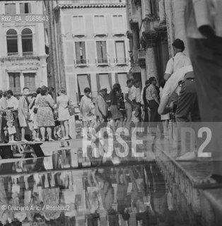 Caption: Nome:.ALTA MAREA ,  1966..Localizzazione:.VENEZIA / PIAZZA S. MARCO /.VENICE / ST. MARK S SQUARE .Soggetto:..Cronologia:...Autore:...Stile:...Editori Stampatori:...Committenza:...Materia e Tecnica:...Collocazione:...Note:..Riproduzione Fotografica:.Graziano Arici/Rosebud2 .Copyright:.Graziano Arici/Rosebud2 .Data:.NOVEMBRE 1966..Costo:.A..Key:.ACQUA ALTA.HIGHT TIDE