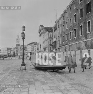 Caption: Nome:.ALTA MAREA , 5 NOVEMBRE 1966.HIGHT TIDE , 5 NOVEMBER 1966.Localizzazione:.VENEZIA / PIAZZA S. MARCO / RIVA DEGLI SCHIAVONI.VENICE / ST. MARK S SQUARE .Soggetto:.RESTI IN PIAZZA SAN MARCO DOPO L ALTA MAREA DEL NOVEMBRE 1966.REMAINS OF THE HIGHT TIDE OF NOVEMBER 1966 IN ST. MARK S SQUARE .Cronologia:...Autore:...Stile:...Editori Stampatori:...Committenza:...Materia e Tecnica:...Collocazione:...Note:..Riproduzione Fotografica:.Graziano Arici/Rosebud2 .Copyright:.Graziano Arici/Rosebud2 .Data:.NOVEMBRE 1966..Costo:.A..Key:.ACQUA ALTA.HIGHT TIDE