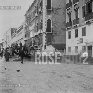 Caption: Nome:.ALTA MAREA , 5 NOVEMBRE 1966.HIGHT TIDE , 5 NOVEMBER 1966.Localizzazione:.VENEZIA / PIAZZA S. MARCO /.VENICE / ST. MARK S SQUARE .Soggetto:.RESTI IN PIAZZA SAN MARCO DOPO L ALTA MAREA DEL NOVEMBRE 1966/GONDOLA.REMAINS OF THE HIGHT TIDE OF NOVEMBER 1966 IN ST. MARK S SQUARE .Cronologia:...Autore:...Stile:...Editori Stampatori:...Committenza:...Materia e Tecnica:...Collocazione:...Note:..Riproduzione Fotografica:.Graziano Arici/Rosebud2 .Copyright:.Graziano Arici/Rosebud2 .Data:.NOVEMBRE 1966..Costo:.A..Key:.ACQUA ALTA.HIGHT TIDE