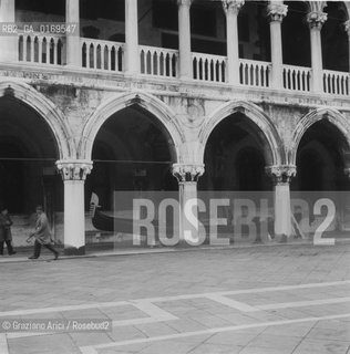 Caption: Nome:.ALTA MAREA , 5 NOVEMBRE 1966.HIGHT TIDE , 5 NOVEMBER 1966.Localizzazione:.VENEZIA / PIAZZA S. MARCO /.VENICE / ST. MARK S SQUARE .Soggetto:.RESTI IN PIAZZA SAN MARCO DOPO L ALTA MAREA DEL NOVEMBRE 1966 GONDOLA.REMAINS OF THE HIGHT TIDE OF NOVEMBER 1966 IN ST. MARK S SQUARE .Cronologia:...Autore:...Stile:...Editori Stampatori:...Committenza:...Materia e Tecnica:...Collocazione:...Note:..Riproduzione Fotografica:.Graziano Arici/Rosebud2 .Copyright:.Graziano Arici/Rosebud2 .Data:.NOVEMBRE 1966..Costo:.A..Key:.ACQUA ALTA.HIGHT TIDE