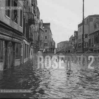 Caption: Nome:.ALTA MAREA , NOVEMBRE 1966.HIGHT TIDE ,  NOVEMBER 1966.Localizzazione:.VENEZIA / CASTELLO / VIA GARIBALDI.Soggetto:..Cronologia:...Autore:...Stile:...Editori Stampatori:...Committenza:...Materia e Tecnica:...Collocazione:...Note:..Riproduzione Fotografica:.Graziano Arici/Rosebud2 .Copyright:.Graziano Arici/Rosebud2 .Data:.NOVEMBRE 1966..Costo:.A..Key:.ACQUA ALTA.HIGHT TIDE