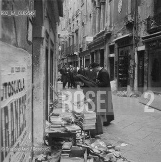 Caption: Nome:.ALTA MAREA , 5 NOVEMBRE 1966.HIGHT TIDE , 5 NOVEMBER 1966.Localizzazione:.VENEZIA / S. MARCO /. .Soggetto:.RESTI VICINO PIAZZA SAN MARCO DOPO L ALTA MAREA DEL NOVEMBRE 1966.REMAINS OF THE HIGHT TIDE OF NOVEMBER 1966 NEAR ST. MARK S SQUARE .Cronologia:...Autore:...Stile:...Editori Stampatori:...Committenza:...Materia e Tecnica:...Collocazione:...Note:..Riproduzione Fotografica:.Graziano Arici/Rosebud2 .Copyright:.Graziano Arici/Rosebud2 .Data:.NOVEMBRE 1966..Costo:.A..Key:.ACQUA ALTA.HIGHT TIDE