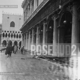 Caption: Nome:.ALTA MAREA , 5 NOVEMBRE 1966.HIGHT TIDE , 5 NOVEMBER 1966.Localizzazione:.VENEZIA / PIAZZA S. MARCO /.VENICE / ST. MARK S SQUARE .Soggetto:.RESTI IN PIAZZA SAN MARCO DOPO L ALTA MAREA DEL NOVEMBRE 1966.REMAINS OF THE HIGHT TIDE OF NOVEMBER 1966 IN ST. MARK S SQUARE .Cronologia:...Autore:...Stile:...Editori Stampatori:...Committenza:...Materia e Tecnica:...Collocazione:...Note:..Riproduzione Fotografica:.Graziano Arici/Rosebud2 .Copyright:.Graziano Arici/Rosebud2 .Data:.NOVEMBRE 1966..Costo:.A..Key:.ACQUA ALTA.HIGHT TIDE