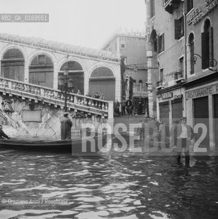 Caption: Nome:.ALTA MAREA ,  NOVEMBRE 1966.HIGHT TIDE ,  NOVEMBER 1966.Localizzazione:.VENEZIA / RIALTO /..Soggetto:..Cronologia:...Autore:...Stile:...Editori Stampatori:...Committenza:...Materia e Tecnica:...Collocazione:...Note:..Riproduzione Fotografica:.Graziano Arici/Rosebud2 .Copyright:.Graziano Arici/Rosebud2 .Data:.NOVEMBRE 1966..Costo:.A..Key:.ACQUA ALTA.HIGHT TIDE