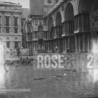 Caption: Nome:.ALTA MAREA , 5 NOVEMBRE 1966.HIGHT TIDE , 5 NOVEMBER 1966.Localizzazione:.VENEZIA / PIAZZA S. MARCO /.VENICE / ST. MARK S SQUARE .Soggetto:.RESTI IN PIAZZA SAN MARCO DOPO L ALTA MAREA DEL NOVEMBRE 1966.REMAINS OF THE HIGHT TIDE OF NOVEMBER 1966 IN ST. MARK S SQUARE .Cronologia:...Autore:...Stile:...Editori Stampatori:...Committenza:...Materia e Tecnica:...Collocazione:...Note:..Riproduzione Fotografica:.Graziano Arici/Rosebud2 .Copyright:.Graziano Arici/Rosebud2 .Data:.NOVEMBRE 1966..Costo:.A..Key:.ACQUA ALTA.HIGHT TIDE