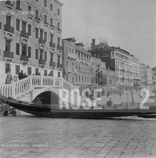 Caption: Nome:.ALTA MAREA , 5 NOVEMBRE 1966.HIGHT TIDE , 5 NOVEMBER 1966.Localizzazione:.VENEZIA / PIAZZA S. MARCO /.VENICE / ST. MARK S SQUARE .Soggetto:.RESTI VICINO PIAZZA SAN MARCO DOPO L ALTA MAREA DEL NOVEMBRE 1966.REMAINS OF THE HIGHT TIDE OF NOVEMBER 1966 NEAR ST. MARK S SQUARE .Cronologia:...Autore:...Stile:...Editori Stampatori:...Committenza:...Materia e Tecnica:...Collocazione:...Note:..Riproduzione Fotografica:.Graziano Arici/Rosebud2 .Copyright:.Graziano Arici/Rosebud2 .Data:.NOVEMBRE 1966..Costo:.A..Key:.ACQUA ALTA.HIGHT TIDE
