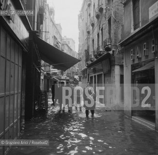 Caption: Nome:.ALTA MAREA , NOVEMBRE 1966.HIGHT TIDE , NOVEMBER 1966.Localizzazione:.VENEZIA / PIAZZA S. MARCO / MERCERIE.VENICE / ST. MARK S SQUARE .Soggetto:..Cronologia:...Autore:...Stile:...Editori Stampatori:...Committenza:...Materia e Tecnica:...Collocazione:...Note:..Riproduzione Fotografica:.Graziano Arici/Rosebud2 .Copyright:.Graziano Arici/Rosebud2 .Data:.NOVEMBRE 1966..Costo:.A..Key:.ACQUA ALTA.HIGHT TIDE