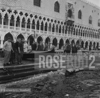 Caption: Nome:.ALTA MAREA , 5 NOVEMBRE 1966.HIGHT TIDE , 5 NOVEMBER 1966.Localizzazione:.VENEZIA / PIAZZA S. MARCO /.VENICE / ST. MARK S SQUARE .Soggetto:.RESTI IN PIAZZA SAN MARCO DOPO L ALTA MAREA DEL NOVEMBRE 1966.REMAINS OF THE HIGHT TIDE OF NOVEMBER 1966 IN ST. MARK S SQUARE .Cronologia:...Autore:...Stile:...Editori Stampatori:...Committenza:...Materia e Tecnica:...Collocazione:...Note:..Riproduzione Fotografica:.Graziano Arici/Rosebud2 .Copyright:.Graziano Arici/Rosebud2 .Data:.NOVEMBRE 1966..Costo:.A..Key:.ACQUA ALTA.HIGHT TIDE