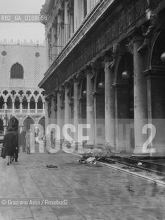 Caption: Nome:.ALTA MAREA , 5 NOVEMBRE 1966.HIGHT TIDE , 5 NOVEMBER 1966.Localizzazione:.VENEZIA / PIAZZA S. MARCO /.VENICE / ST. MARK S SQUARE .Soggetto:.RESTI IN PIAZZA SAN MARCO DOPO L ALTA MAREA DEL NOVEMBRE 1966.REMAINS OF THE HIGHT TIDE OF NOVEMBER 1966 IN ST. MARK S SQUARE .Cronologia:...Autore:...Stile:...Editori Stampatori:...Committenza:...Materia e Tecnica:...Collocazione:...Note:..Riproduzione Fotografica:.Graziano Arici/Rosebud2 .Copyright:.Graziano Arici/Rosebud2 .Data:.NOVEMBRE 1966..Costo:.A..Key:.ACQUA ALTA.HIGHT TIDE