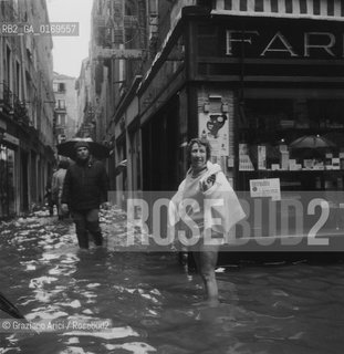 Caption: Nome:.ALTA MAREA , NOVEMBRE 1966.HIGHT TIDE , NOVEMBER 1966.Localizzazione:.VENEZIA / MERCERIE /. .Soggetto:..Cronologia:...Autore:...Stile:...Editori Stampatori:...Committenza:...Materia e Tecnica:...Collocazione:...Note:..Riproduzione Fotografica:.Graziano Arici/Rosebud2 .Copyright:.Graziano Arici/Rosebud2 .Data:.NOVEMBRE 1966..Costo:.A..Key:.ACQUA ALTA.HIGHT TIDE