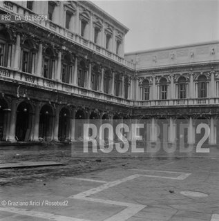 Caption: Nome:.ALTA MAREA , 5 NOVEMBRE 1966.HIGHT TIDE , 5 NOVEMBER 1966.Localizzazione:.VENEZIA / PIAZZA S. MARCO /.VENICE / ST. MARK S SQUARE .Soggetto:.RESTI IN PIAZZA SAN MARCO DOPO L ALTA MAREA DEL NOVEMBRE 1966.REMAINS OF THE HIGHT TIDE OF NOVEMBER 1966 IN ST. MARK S SQUARE .Cronologia:...Autore:...Stile:...Editori Stampatori:...Committenza:...Materia e Tecnica:...Collocazione:...Note:..Riproduzione Fotografica:.Graziano Arici/Rosebud2 .Copyright:.Graziano Arici/Rosebud2 .Data:.NOVEMBRE 1966..Costo:.A..Key:.ACQUA ALTA.HIGHT TIDE
