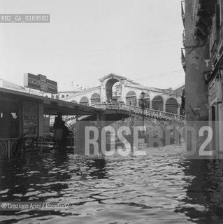 Caption: Nome:.ALTA MAREA ,  NOVEMBRE 1966.HIGHT TIDE ,  NOVEMBER 1966.Localizzazione:.VENEZIA  / RIALTO /..Soggetto:..Cronologia:...Autore:...Stile:...Editori Stampatori:...Committenza:...Materia e Tecnica:...Collocazione:...Note:..Riproduzione Fotografica:.Graziano Arici/Rosebud2 .Copyright:.Graziano Arici/Rosebud2 .Data:.NOVEMBRE 1966..Costo:.A..Key:.ACQUA ALTA.HIGHT TIDE