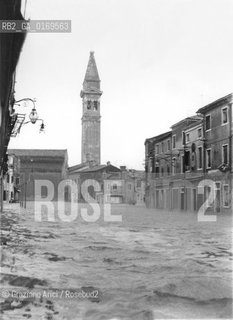 Nome:.ALTA MAREA , 4 NOVEMBRE 1966.HIGHT TIDE , 4 NOVEMBER 1966.Localizzazione:.VENEZIA / ISOLA DI BURANO..Soggetto:..Cronologia:...Autore:...Stile:...Editori Stampatori:...Committenza:...Materia e Tecnica:...Collocazione:...Note:..Riproduzione Fotografica:.Graziano Arici/Rosebud2 .Copyright:. La cessione dei diritti si intende per quanto di nostra competenza; non comprende invece le eventuali spese relative a diritti che potranno essere richiesti dagli Enti cui appartengono le  riprese. Tali costi, ove neccessari, e lÕespletamento di qualsivoglia pratica di richiesta permessi sono esclusivamente  a  carico del committente. ...Data:.NOVEMBRE 1966..Costo:.A..Key:.ACQUA ALTA.HIGHT TIDE