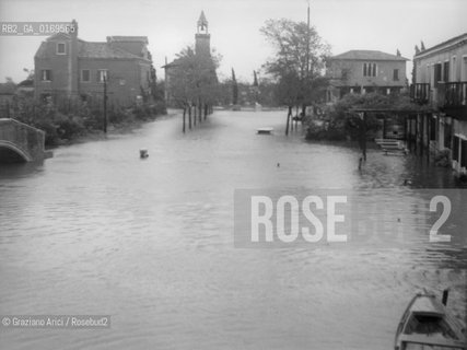 Nome:.ALTA MAREA , 4 NOVEMBRE 1966.HIGHT TIDE , 4 NOVEMBER 1966.Localizzazione:.VENEZIA / ISOLA DI TORCELLO..Soggetto:..Cronologia:...Autore:...Stile:...Editori Stampatori:...Committenza:...Materia e Tecnica:...Collocazione:...Note:..Riproduzione Fotografica:.Graziano Arici/Rosebud2 .Copyright:.La cessione dei diritti si intende per quanto di nostra competenza; non comprende invece le eventuali spese relative a diritti che potranno essere richiesti dagli Enti cui appartengono le riprese. Tali costi, ove neccessari, e lÕespletamento di qualsivoglia pratica di richiesta permessi sono esclusivamente  a  carico del committente. ...Data:.NOVEMBRE 1966..Costo:.A..Key:.ACQUA ALTA.HIGHT TIDE