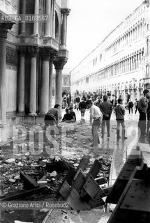 Nome:.ALTA MAREA , 6 NOVEMBRE 1966.HIGHT TIDE , 6 NOVEMBER 1966.Localizzazione:.VENEZIA / DANNI IN PIAZZA SAN MARCO.Soggetto:..Cronologia:...Autore:...Stile:...Editori Stampatori:...Committenza:...Materia e Tecnica:...Collocazione:...Note:..Riproduzione Fotografica:.Graziano Arici/Rosebud2 .Copyright:.COMUNE DI VENEZIA. La cessione dei diritti si intende per quanto di nostra competenza; non comprende invece le eventuali spese relative a diritti che potranno essere richiesti dagli Enti cui appartengono le riprese. Tali costi, ove neccessari, e lÕespletamento di qualsivoglia pratica di richiesta permessi sono esclusivamente  a  carico del committente. ..Data:.NOVEMBRE 1966..Costo:.A..Key:.ACQUA ALTA.HIGHT TIDE