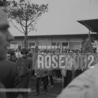 POLITICA CONTESTAZIONE PROTESTA MOVIMENTI SINISTRA 68 / MANIFESTAZIONE CORTEO ANTIFASCISTA AL LIDO / DIMOSTRANTI CON CARTELLI, STRISCIONI E BANDIERE / 1971 - © ARCHIVIO Graziano Arici/Rosebud2 