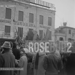 POLITICA CONTESTAZIONE PROTESTA MOVIMENTI SINISTRA 68 / MANIFESTAZIONE CORTEO ANTIFASCISTA AL LIDO / DIMOSTRANTI CON CARTELLI, STRISCIONI E BANDIERE / 1971 - © ARCHIVIO Graziano Arici/Rosebud2 