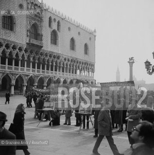 POLITICA CONTESTAZIONE PROTESTA MOVIMENTI SINISTRA 68 / MANIFESTAZIONE CORTEO ANTIFASCISTA IN PIAZZA SAN MARCO / DIMOSTRANTI CON CARTELLI, STRISCIONI E BANDIERE / 1971 - © ARCHIVIO Graziano Arici/Rosebud2 