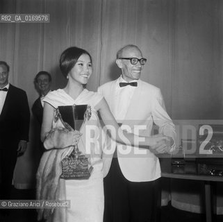 CINEMA / LATTRICE NATALIA ARINBASAROVA, VINCITRICE DELLA COPPA VOLPI PER LA MIGLIORE INTERPRETAZIONE FEMMINILE, INSIEME AL DIRETTORE DELLA MOSTRA LUIGI CHIARINI / MOSTRA INTERNAZIONALE DARTE CINEMATOGRAFICA, BIENNALE 1966 - © ARCHIVIO Graziano Arici/Rosebud2 .