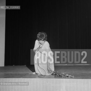 MUSICA JAZZ CINEMA / LA CANTANTE JOSEPHINE BAKER IN CONCERTO / MENTRE RACCOGLIE UN MAZZO DI FIORI LANCIATI DAL PUBBLICO / MOSTRA INTERNAZIONALE DARTE CINEMATOGRAFICA, BIENNALE 1969 - © ARCHIVIO Graziano Arici/Rosebud2 