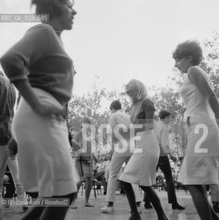 FESTA BALLO / RAGAZZI E RAGAZZE CHE BALLANO / 1966 - © ARCHIVIO Graziano Arici/Rosebud2 