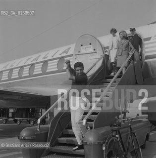 BECAUD GILBERT  (FRANCIA) / MUSICA POP CANTANTE/ ALLAEREPORTO A VENEZIA / AEREO / 1964 © ARCHIVIO Graziano Arici/Rosebud2 ...