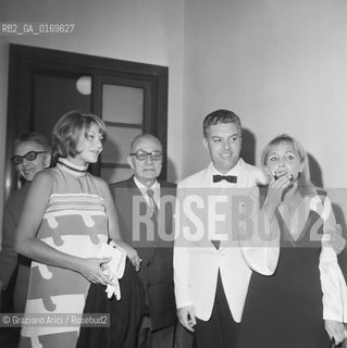CINEMA / LATTRICE MACHA MERIL, LUIGI CHIARINI, IL DIRETTORE DELLA MOSTRA ERNESTO G. LAURA E LATTRICE LAURA BETTI / MOSTRA INTERNAZIONALE DARTE CINEMATOGRAFICA, BIENNALE 1969 - © ARCHIVIO Graziano Arici/Rosebud2 .