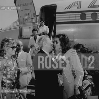 CINEMA / LATTRICE FLORINDA BOLKAN ARRIVA ALLAEREOPORTO DI VENEZIA/ CRITICO CINEMATOGRAFICO GIANLUIGI RONDI / PRODUTTRICE CINEMATOGRAFICA  MARINA CICOGNA / AEREO / 1971 © ARCHIVIO Graziano Arici/Rosebud2 