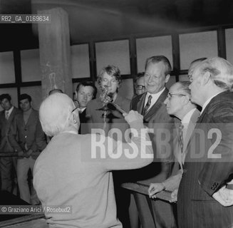 POLITICA POLITICO / IL CANCELLIERE WILLY BRANDT (GERMANIA) VISITA UNA FORNACE A MURANO / VETRO / 1971 - © ARCHIVIO Graziano Arici/Rosebud2 .
