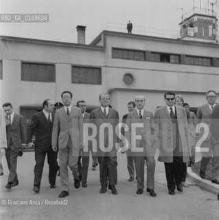 POLITICA POLITICO / IL CANCELLIERE WILLY BRANDT (GERMANIA) ALLAEROPORTO NICELLI DEL LIDO CON IL SINDACO DI VENEZIA GIORGIO LONGO E IL PRESIDENTE DELLEPT DOTT. PEZZUTO / 1971 - © ARCHIVIO Graziano Arici/Rosebud2 .
