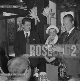 POLITICA POLITICO / IL CANCELLIERE WILLY BRANDT (GERMANIA) RICEVE DEI REGALI IN VETRO DAL PRESIDENTE DELLEPT DOTT. PEZZUTO E SIGNORA / 1971 - © ARCHIVIO Graziano Arici/Rosebud2 .